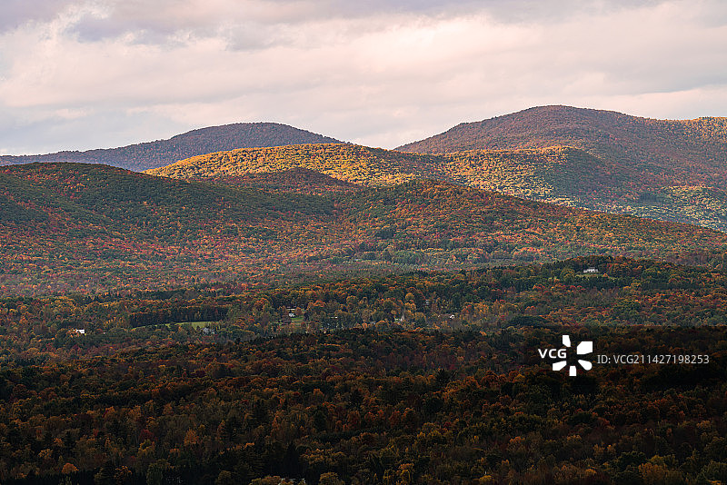 入秋的彩色群山图片素材