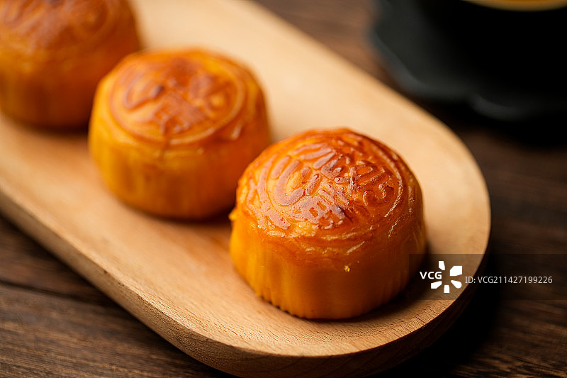 中秋流心奶黄月饼图片素材