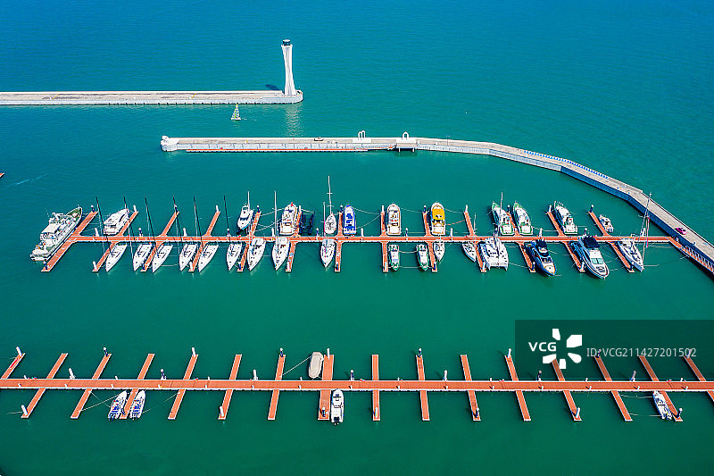 航拍海南省海口市国家帆船基地公共码头 国家帆船帆板训练基地港池 帆船码头 游艇码头图片素材