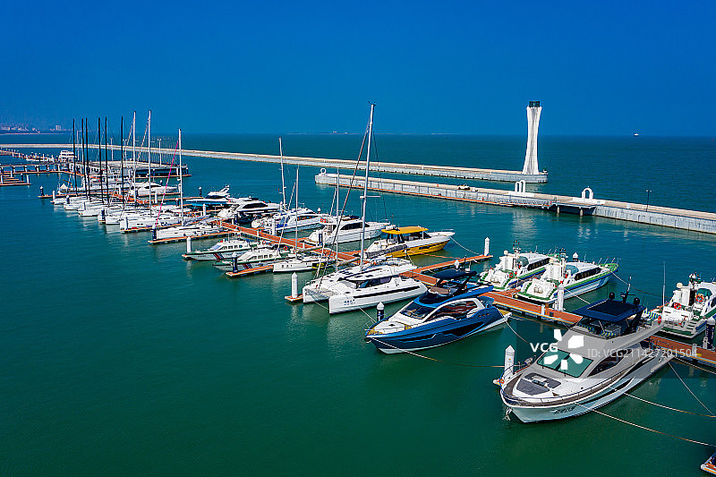 航拍海南省海口市国家帆船基地公共码头 国家帆船帆板训练基地港池 帆船码头 游艇码头图片素材