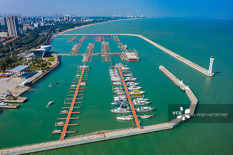 航拍海南省海口市国家帆船基地公共码头 国家帆船帆板训练基地港池 帆船码头 游艇码头图片素材