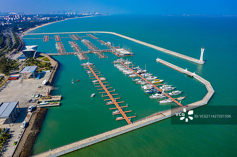 航拍海南省海口市国家帆船基地公共码头 国家帆船帆板训练基地港池 帆船码头 游艇码头图片素材