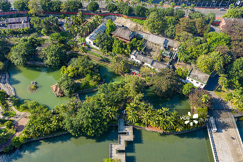 航拍海南海口五公祠 湖泊水系及古建筑群 古典寺庙园林景观建筑群 海南贬谪文化发祥地图片素材