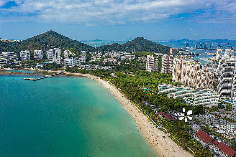 航拍海南三亚大东海旅游区沙滩海景 三面环山月牙形海湾沙滩 海滨度假区图片素材