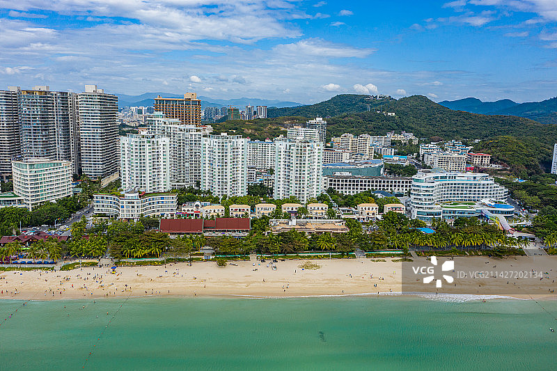 航拍海南三亚大东海旅游区沙滩海景 三面环山月牙形海湾沙滩 海滨度假区图片素材