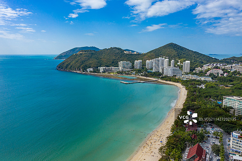 航拍海南三亚大东海旅游区沙滩海景 三面环山月牙形海湾沙滩 海滨度假区图片素材