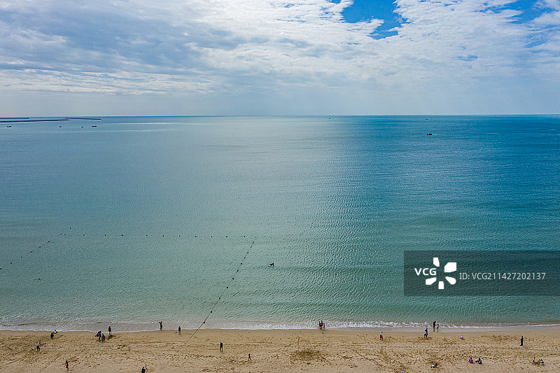 航拍海南三亚大东海旅游区沙滩海景 海湾沙滩 海滨度假区图片素材