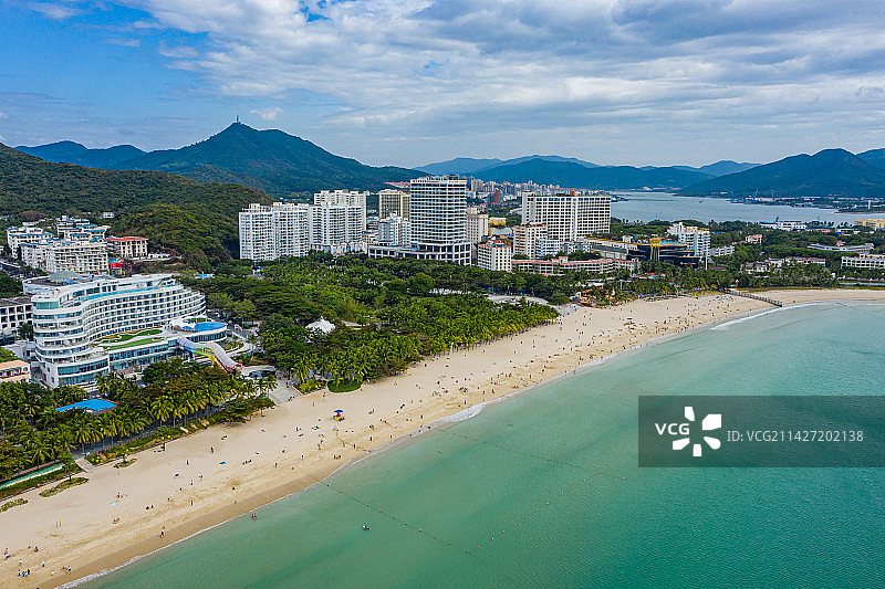 航拍海南三亚大东海旅游区沙滩海景 海湾沙滩 海滨度假区图片素材