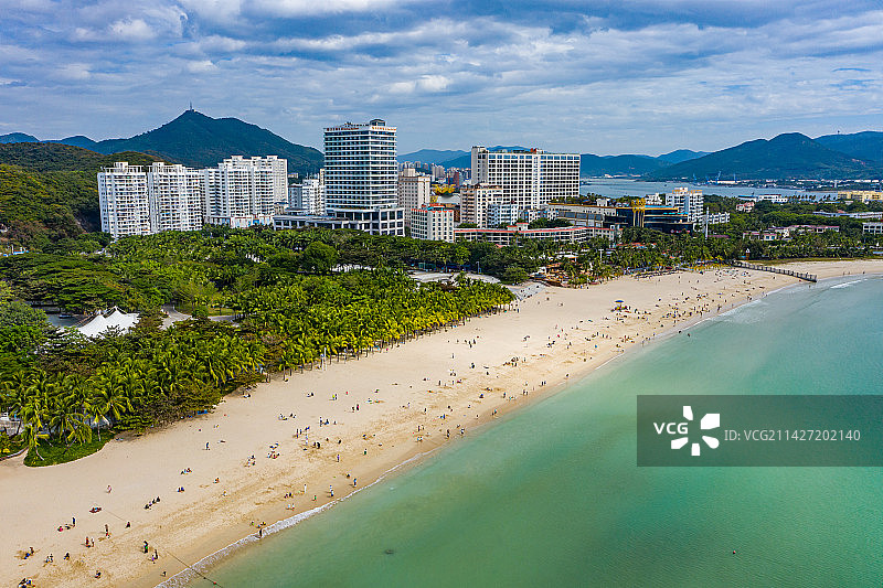 航拍海南三亚大东海旅游区沙滩海景 三面环山月牙形海湾沙滩 海滨度假区图片素材