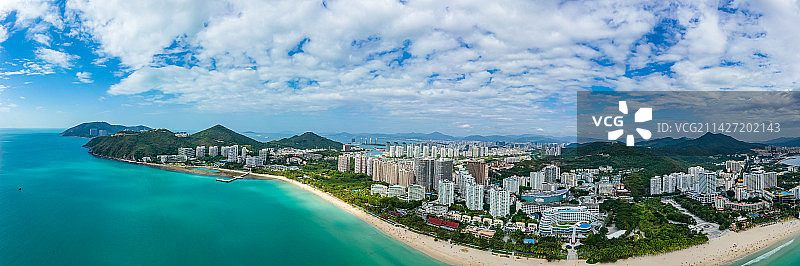 航拍海南三亚大东海旅游区沙滩海景 三面环山月牙形海湾沙滩 海滨度假区图片素材