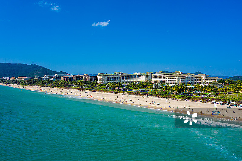航拍海南三亚亚龙湾 热带海滨风景区 月牙湾海滩沙滩 东方夏威夷图片素材