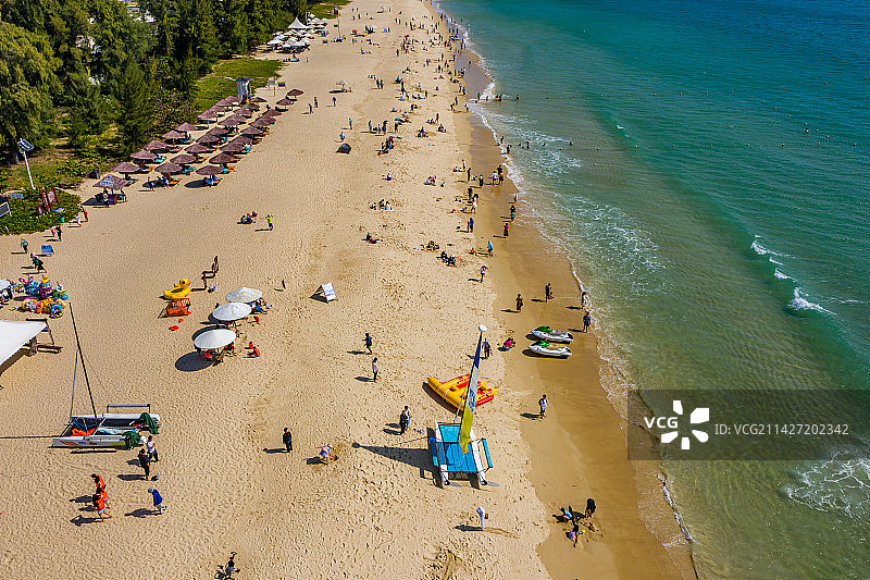 航拍海南三亚亚龙湾快艇香蕉船等海上娱乐项目 热带海滨风景区 月牙湾海滩沙滩 东方夏威夷图片素材