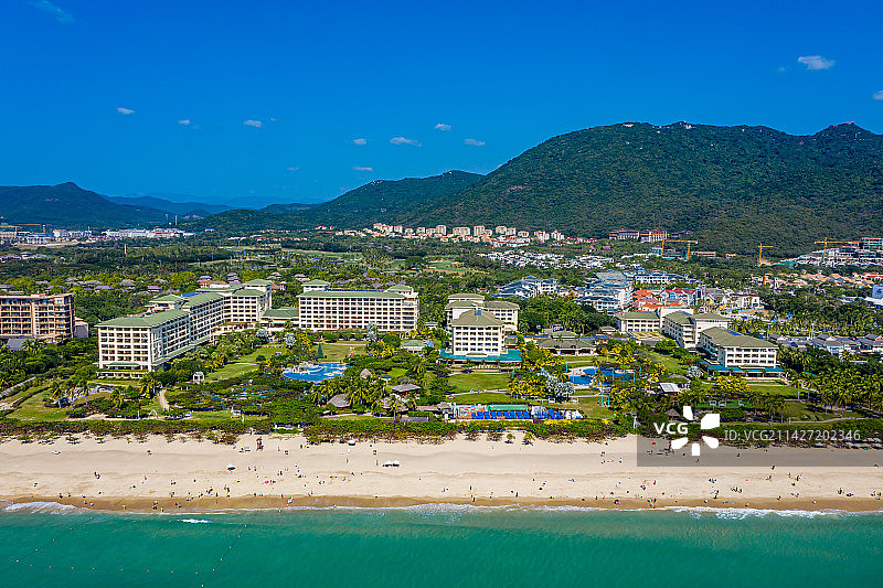 航拍海南三亚亚龙湾 热带海滨风景区 月牙湾海滩沙滩 东方夏威夷图片素材