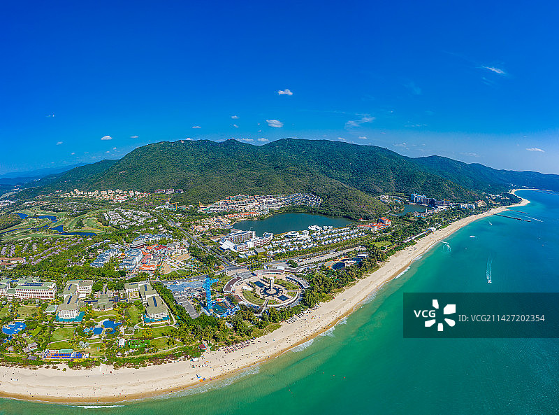 航拍海南三亚亚龙湾 热带海滨风景区 月牙湾海滩沙滩 东方夏威夷图片素材