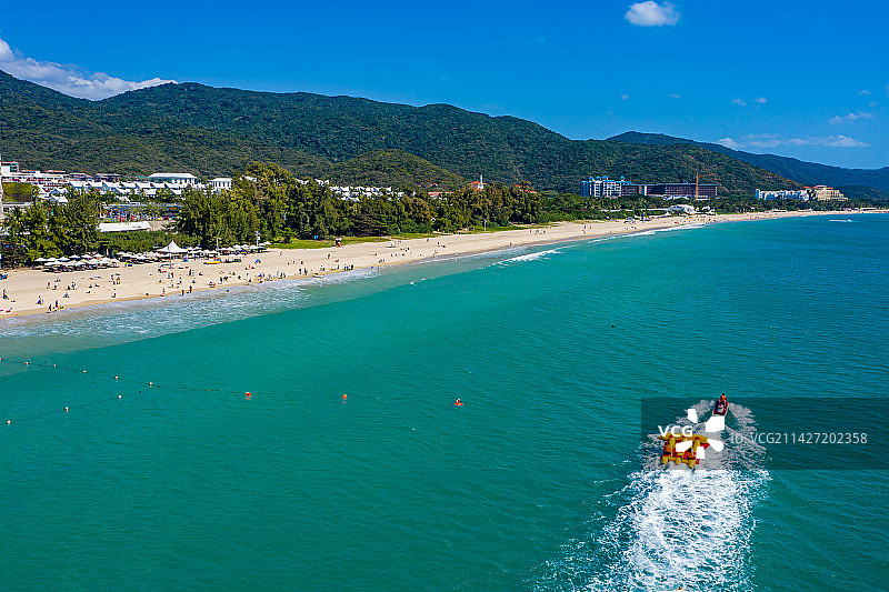 航拍海南三亚亚龙湾 热带海滨风景区 月牙湾海滩沙滩 东方夏威夷图片素材