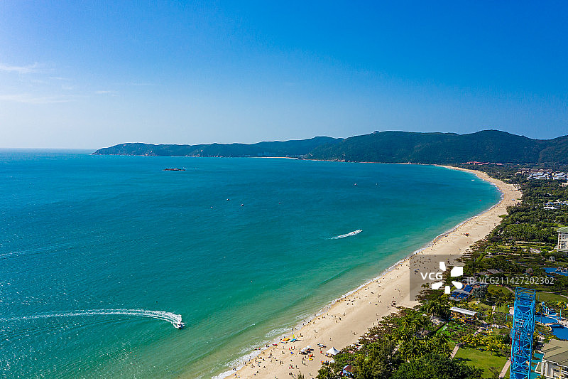 航拍海南三亚亚龙湾快艇观光船海上娱乐项目 热带海滨风景区 月牙湾海滩沙滩 东方夏威夷图片素材