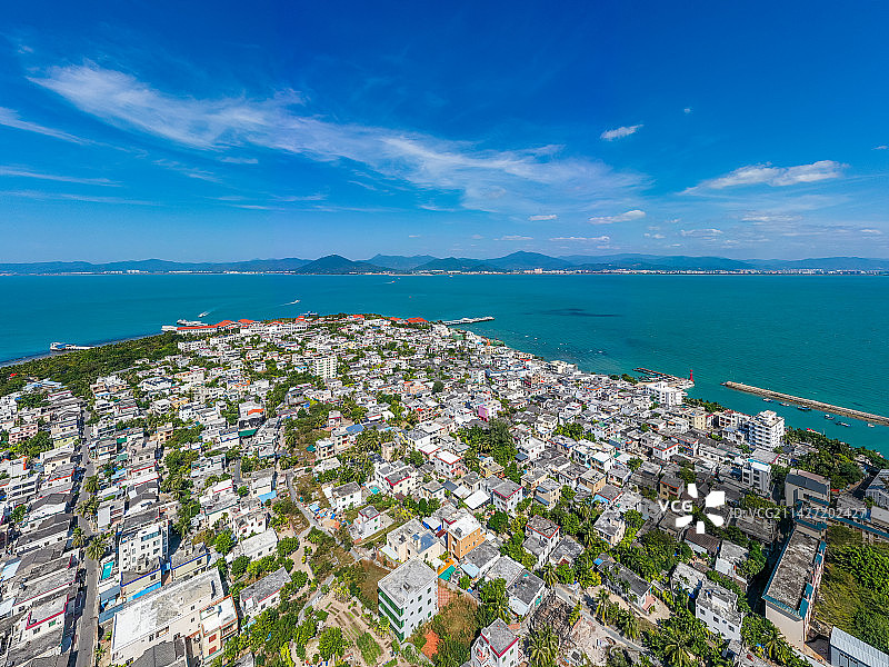 航拍海南三亚西岛渔村 热带海岛古村落渔家风情 民宿建筑群 三亚西岛海洋文化旅游区 西瑁洲岛 玳瑁岛图片素材