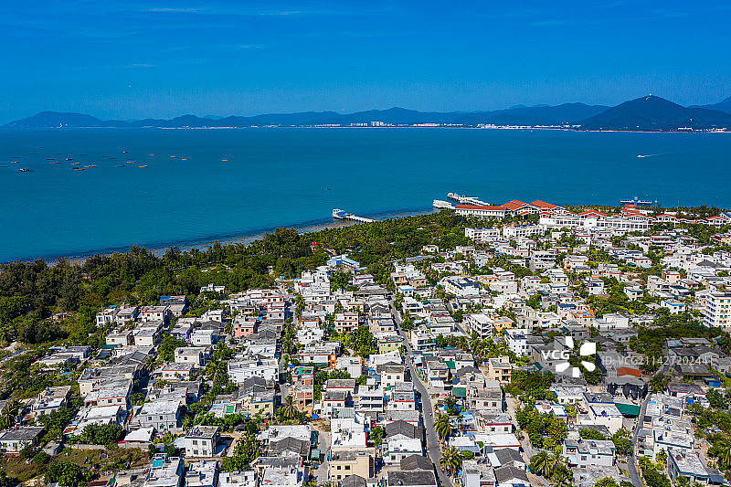 航拍海南三亚西岛渔村 热带海岛古村落渔家风情 民宿建筑群 三亚西岛海洋文化旅游区 西瑁洲岛 玳瑁岛图片素材