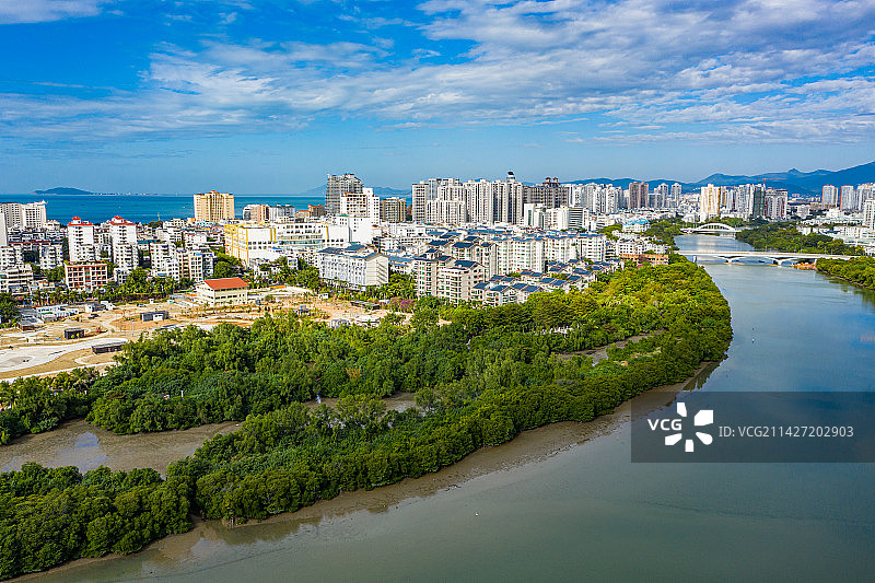 航拍海南三亚红树林公园 三亚城市乐园儿童公园 水上红树林栈道天然氧吧图片素材