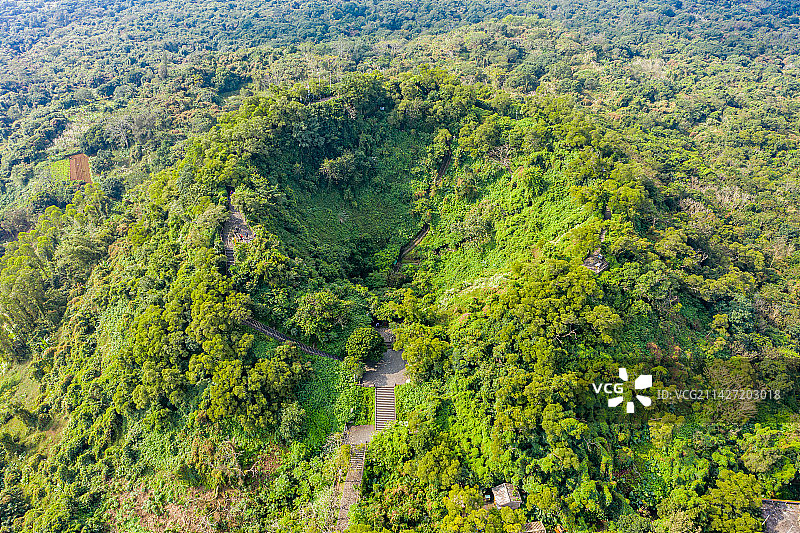 休眠火山 航拍海南海口火山口国家地质公园风炉岭火口 中国雷琼世界地质公园 海口石山火山群国家地质公园图片素材