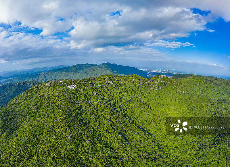 航拍海南三亚亚龙湾热带天堂森林公园 热带滨海山地生态观光兼生态度假型森林公园 天然森林氧吧 蓝天绿林图片素材