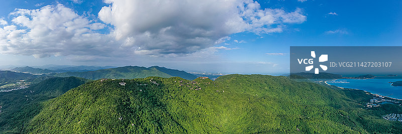 航拍海南三亚亚龙湾热带天堂森林公园 热带滨海山地生态观光兼生态度假型森林公园 天然森林氧吧 蓝天绿林图片素材