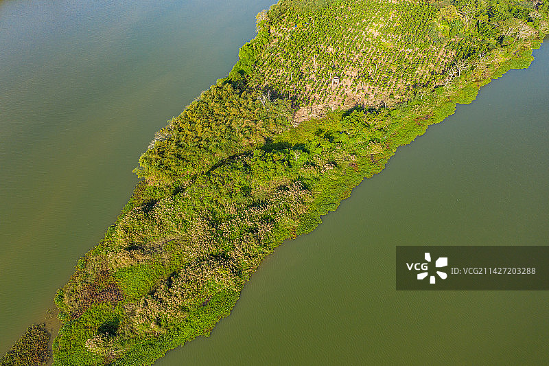 航拍万泉河海南琼海市区段 琼海嘉积水电站库区 热带河流湿地图片素材