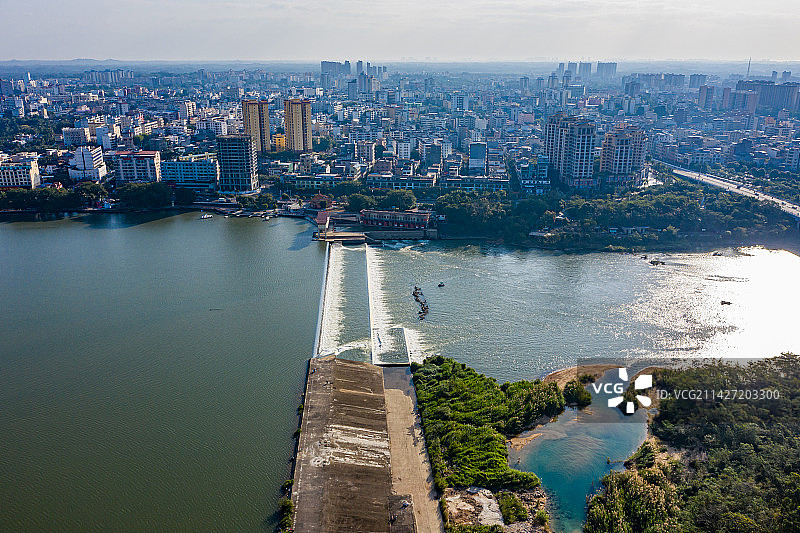 航拍万泉河海南琼海市区段 琼海嘉积水电站水坝 热带河流湿地图片素材