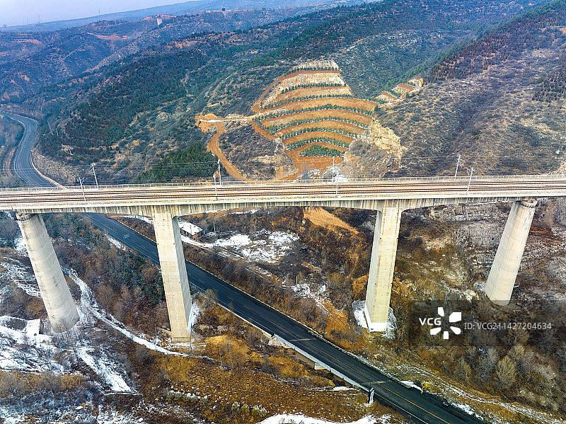 航拍山西省太原市曲阳县山区高铁高架桥与公路图片素材