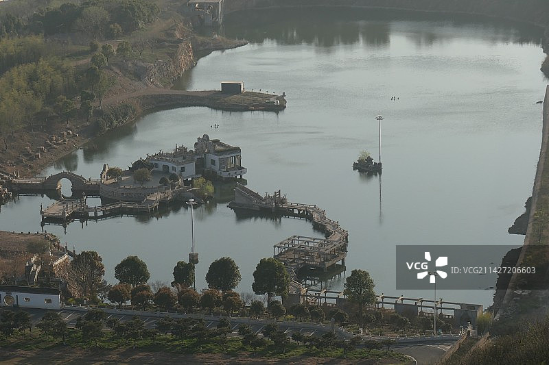 俯拍湖中的中式亭台楼阁图片素材