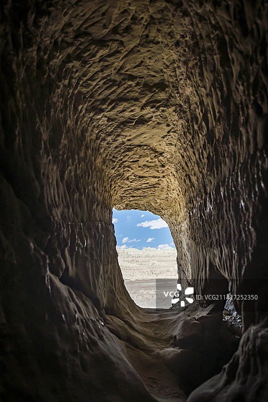 洞中窥景图片素材
