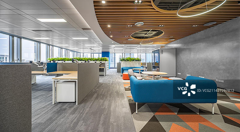 现代豪华办公室内部场景，办公室休闲区，茶水间图片素材