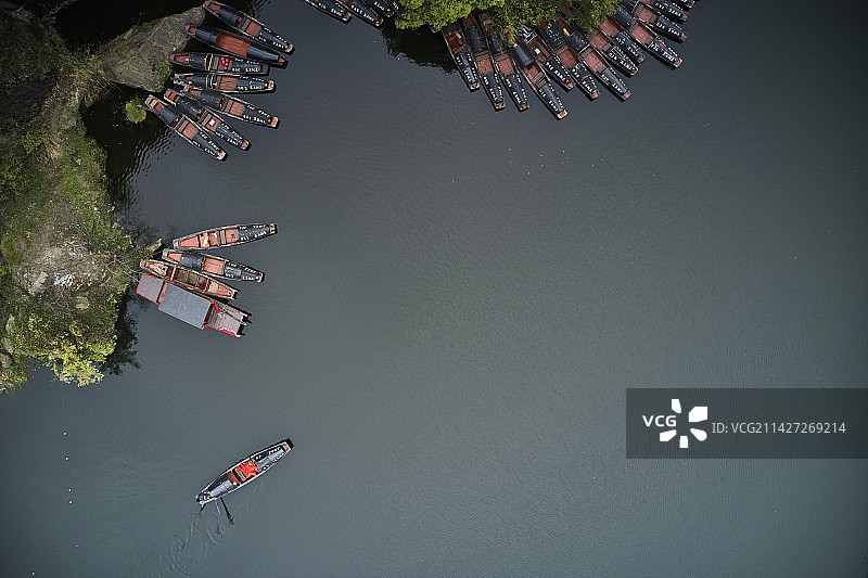 湖上的乌篷船图片素材