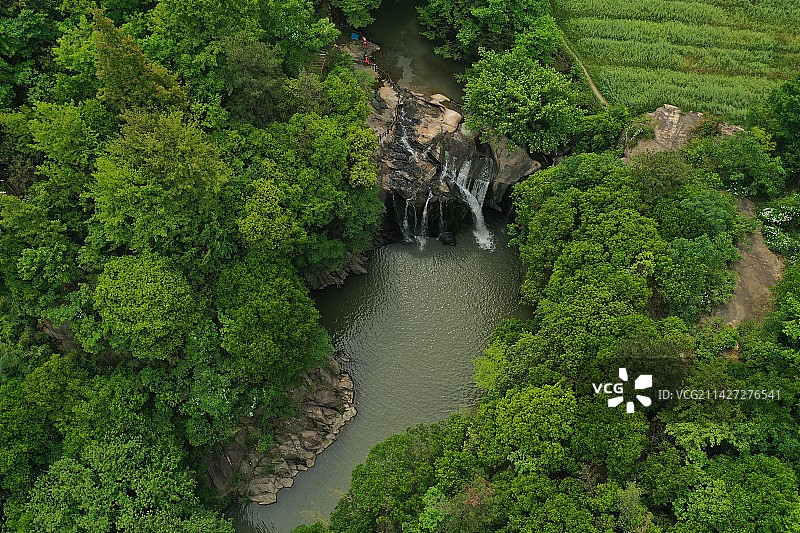 峡谷中的瀑布图片素材