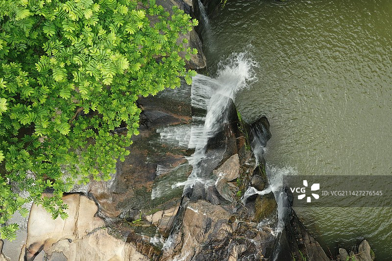 峡谷中的瀑布图片素材