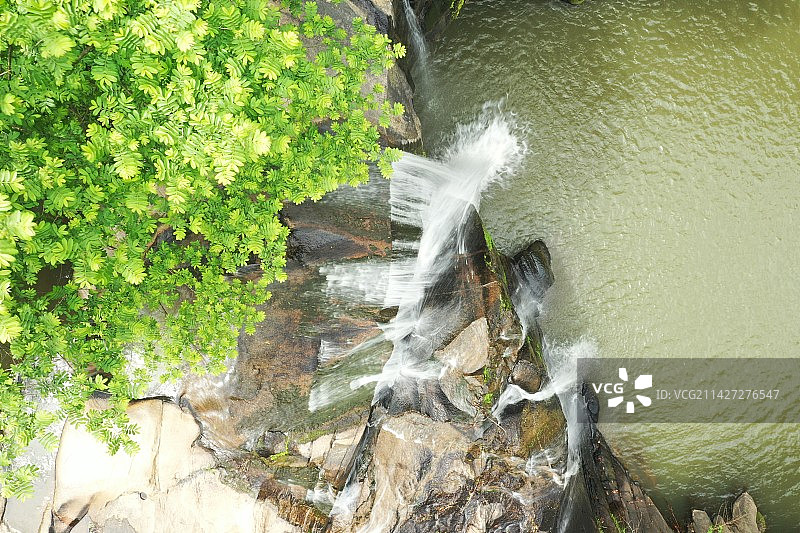 峡谷中的瀑布图片素材