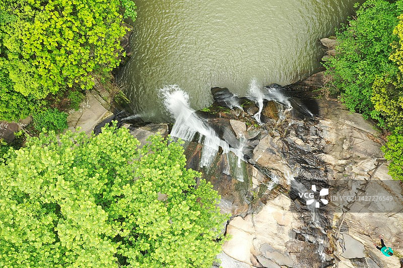 峡谷中的瀑布图片素材