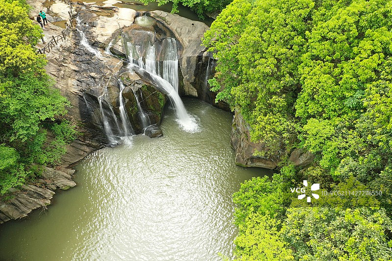 峡谷中的瀑布图片素材