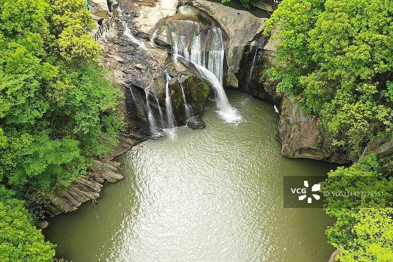 峡谷中的瀑布图片素材