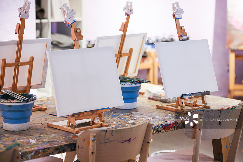 工作室里的画布和画笔图片素材
