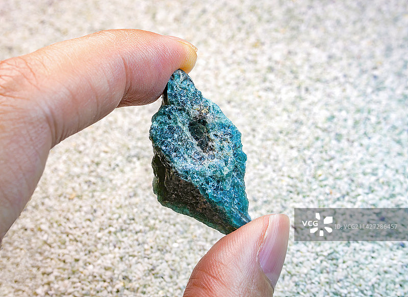 绿鳞灰石矿石标本稀有岩石手串工艺品原石材料用于提炼磷晶系矿物原矿石材以晶质磷灰石形式存火成岩含磷矿石图片素材