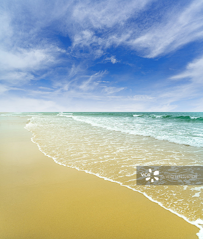 蓝天白云下的海滩图片素材