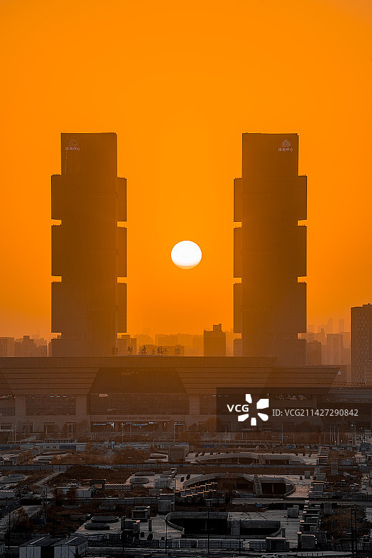 郑州东站双子塔日落图片素材