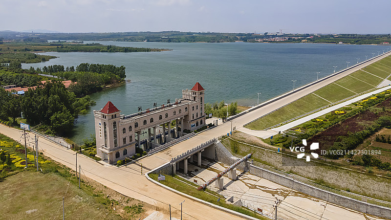 山东省烟台市招远市侯家水库航拍上帝视角图片素材