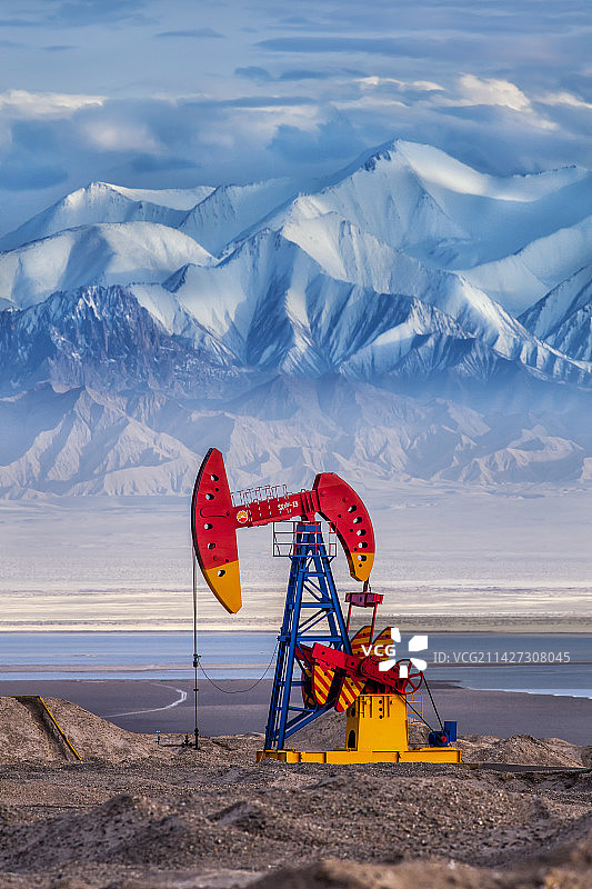 抽油机（磕头机），对面是昆仑山图片素材
