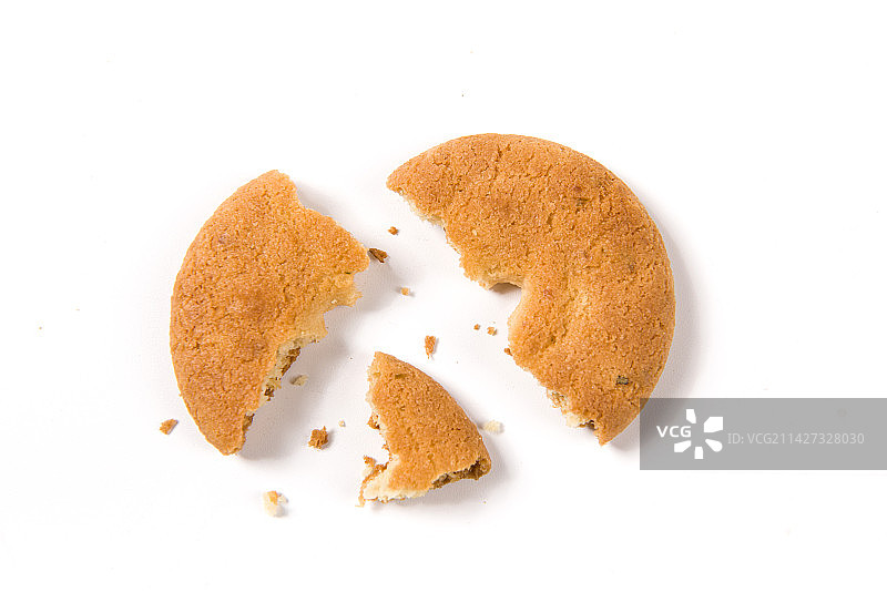 白底上掰开的桃酥饼干图片素材