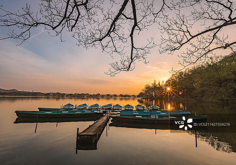 早春二月西湖的朝霞图片素材
