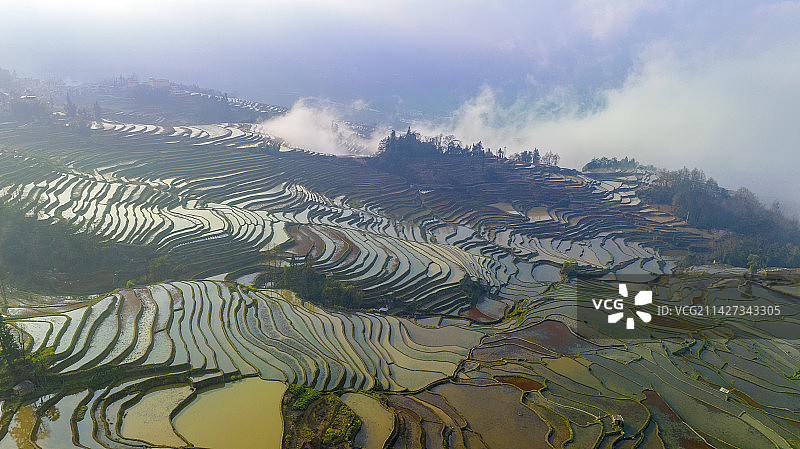 云南元阳梯田，是哈尼族人雕刻在哀牢山的大地艺术，中国第45处世界遗产，云海梯田美景如画图片素材