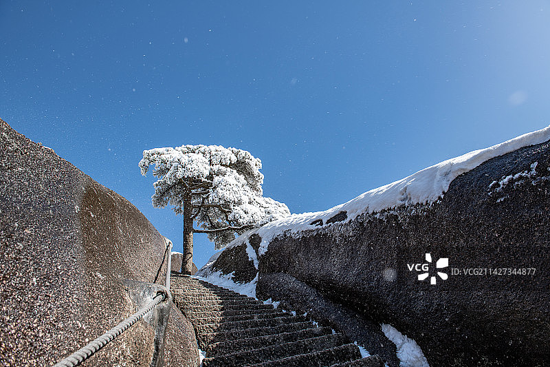 安徽省黄山市黄山风景区百步云梯雪景风光图片素材
