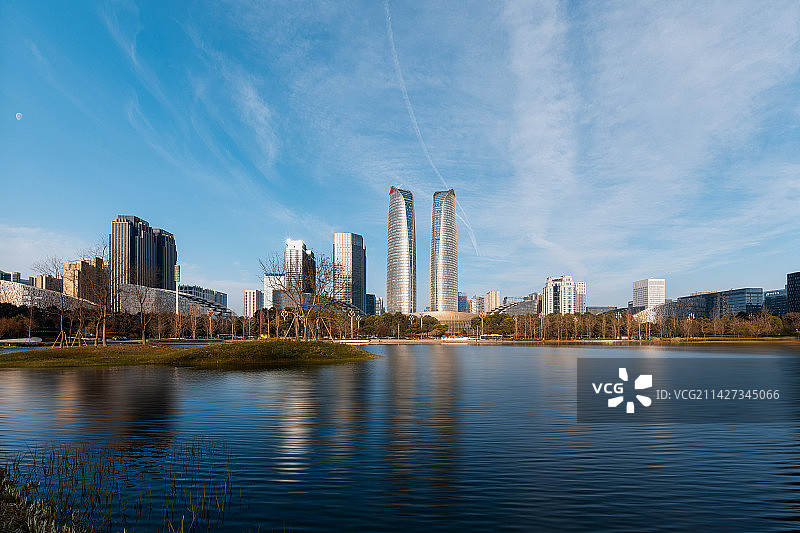 晴朗天气朝阳照耀下的成都金融城图片素材